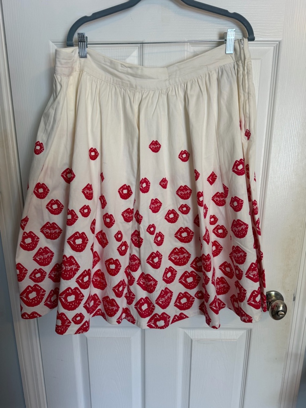 Torrid Retro Chic Rockabilly Pinup Betty Booo Retro Kiss Lips Skirt